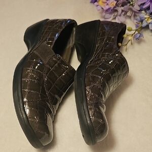 Clarks Brown Shiny Crocodile Texture Slip On Gael Angora Preppy Loafers Sz 6.5